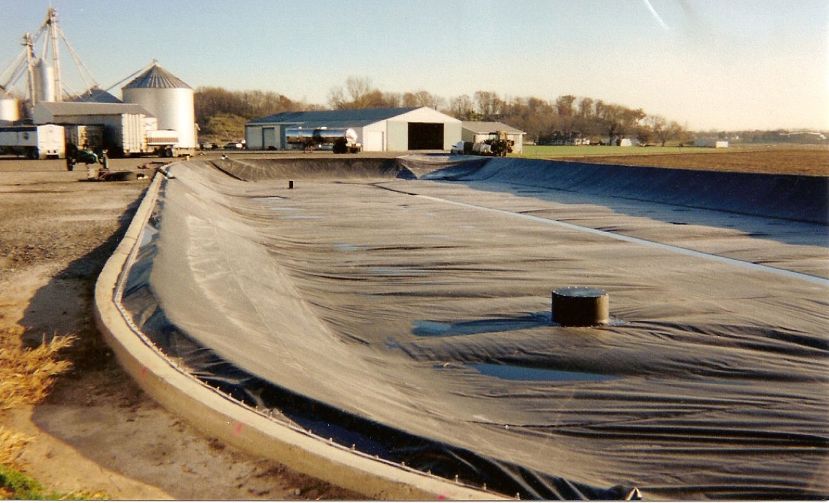 Vacuum Under a Floating Cover: Air Intrusion and the Low Side of Pressure Control